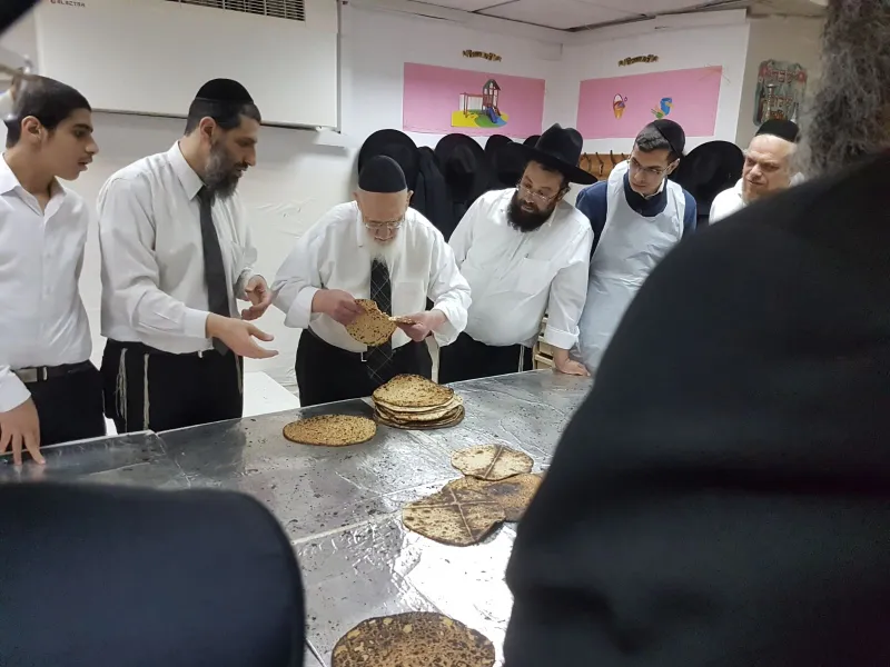 חכם שלום כהן באפיית מצות תשעח (4)