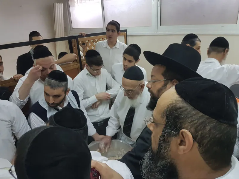 חכם שלום כהן באפיית מצות תשעח (5)
