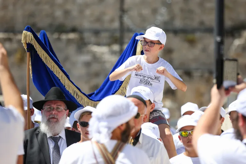חתני הבר מצווה נישאים על הכתפיים