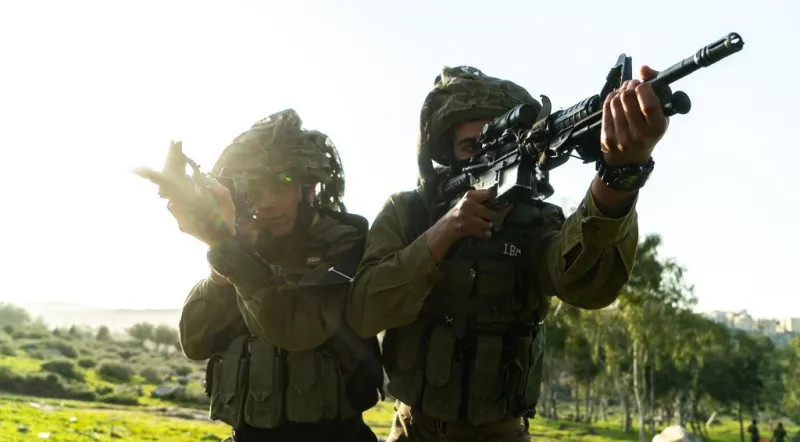 לוחמים נשק