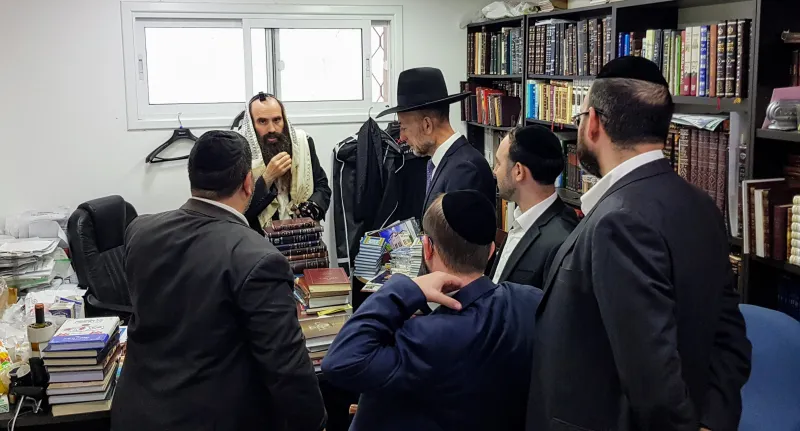 מקלב עם פעילי דגל אצל הרב מלכה שליטא לאחר תפילת שחרית