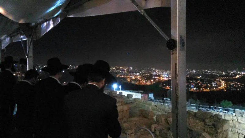 מתפללים בקבר שמוראל