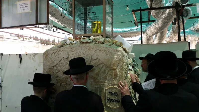 מתפללים ציון בעלזא