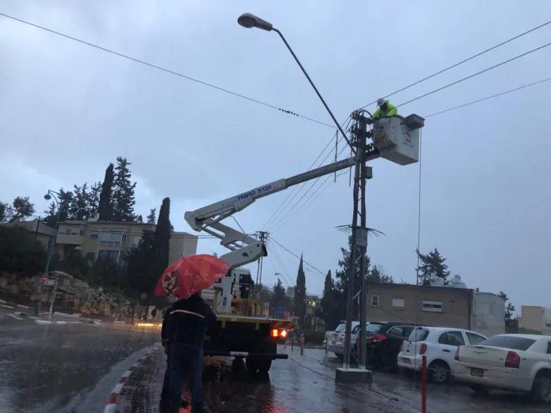 עובדי חברת החשמל מתקנים קווים באיזור חיפה והצפון (1)