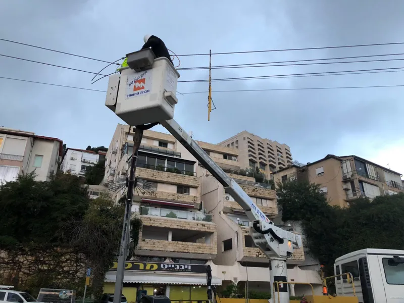 עובדי חברת החשמל מתקנים קווים באיזור חיפה והצפון