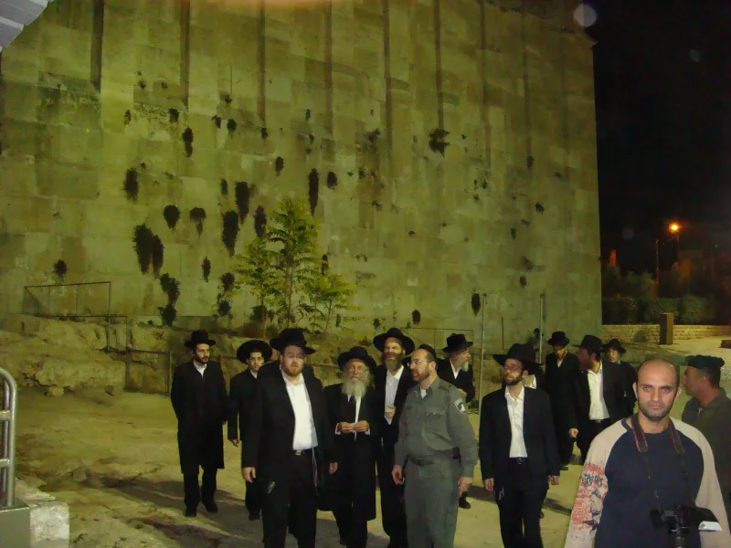 רב מגב והרב יעקב אדלשטיין במערת המכפלה