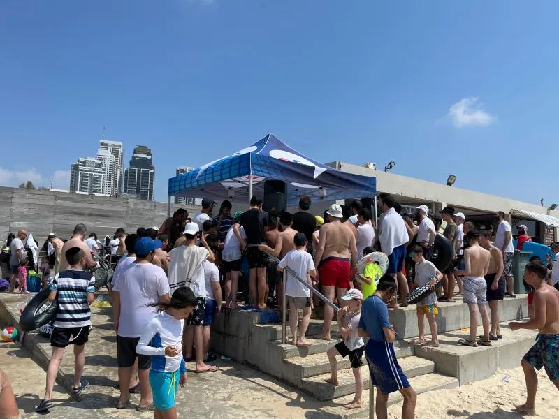 חוף בת ים שניים על הגל. צילום: בצלאל קאהן