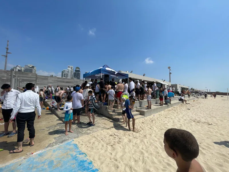 חוף בת ים - שניים על הגל. צילום: בצלאל קאהן