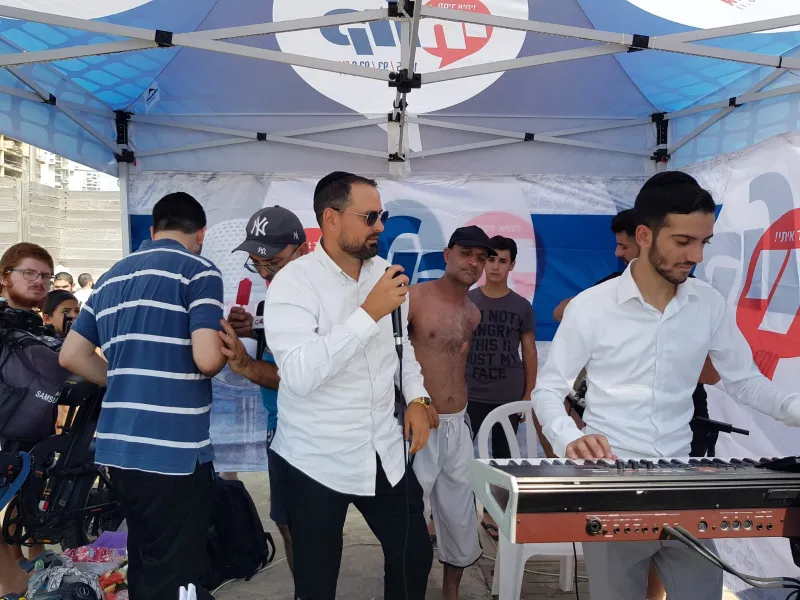חוף בת - ים שניים על הגל. צילום: בצלאל קאהן