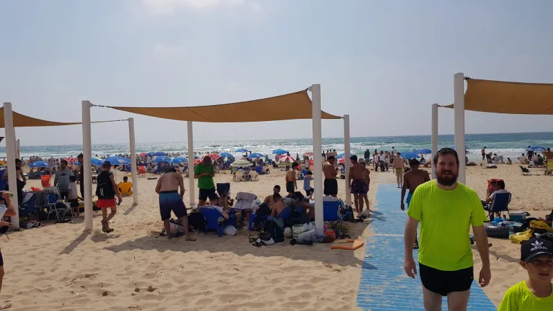 חוף בת ים - שניים על הגל. צילום: בצלאל קאהן