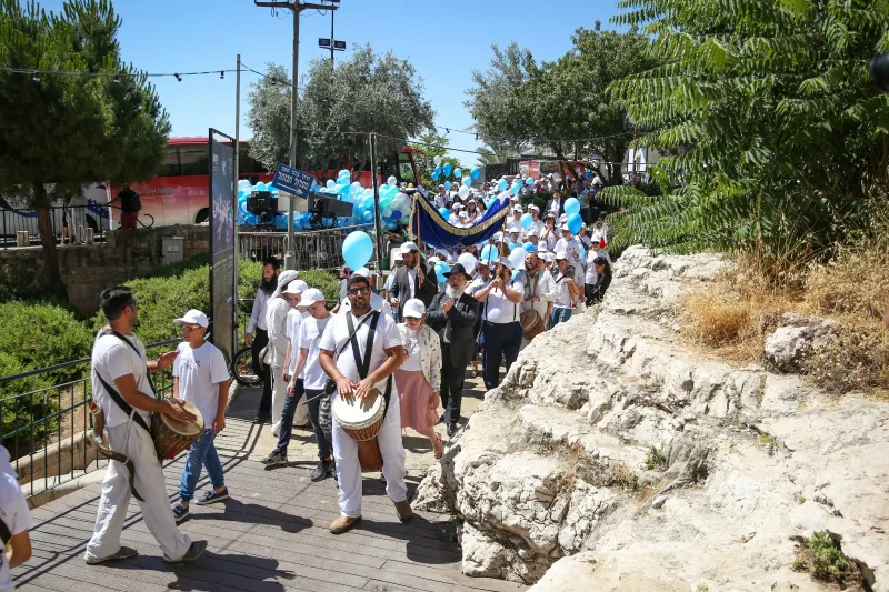 שירה וריקודים בדרך לכותל