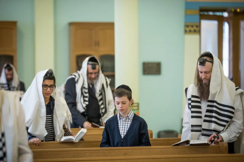 תפילת שחרית בביהכנ הגדול בריגה צילום אלי איטקין