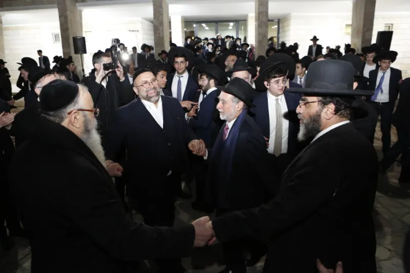 005בריקודים ברחבת הישיבה לאחר קביעת המזוזה (Medium)