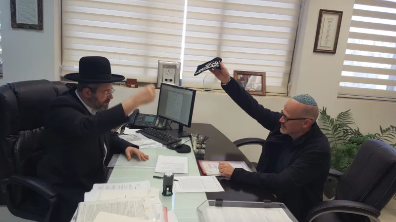 הרב לאו במכירת חמץ