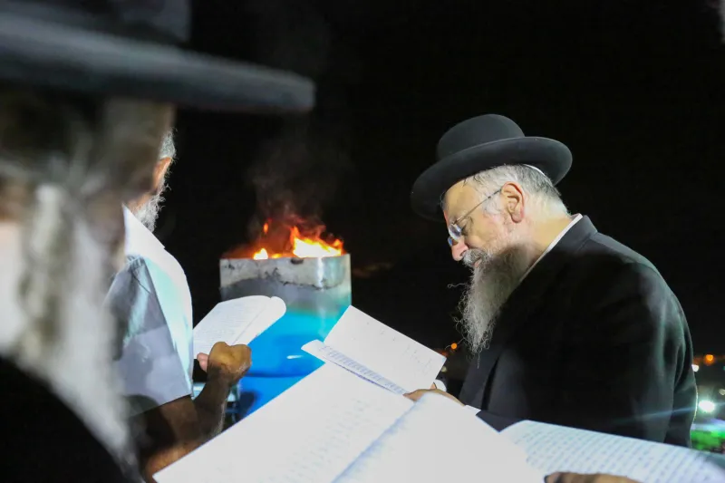 מתפללים בהילולא בצפת