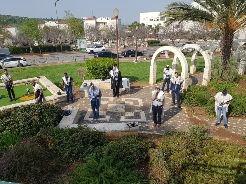 הרב הראשי לישראל מתפלל בהתאם חהנחיות משרד הבריאות