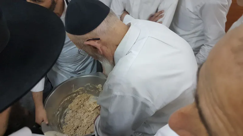 חכם שלום כהן באפיית מצות תשעח (6)