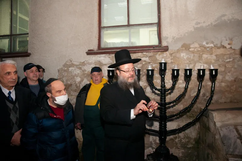 הדלקת נרות בידי הרב של מלדובה