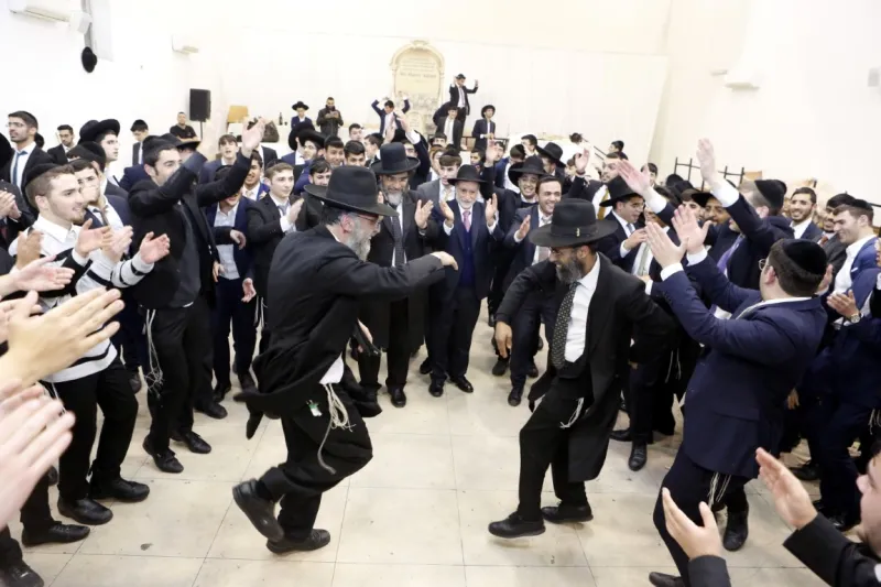 036רבני ובחורי הישיבה בריקודים אחר המעמד (Medium)
