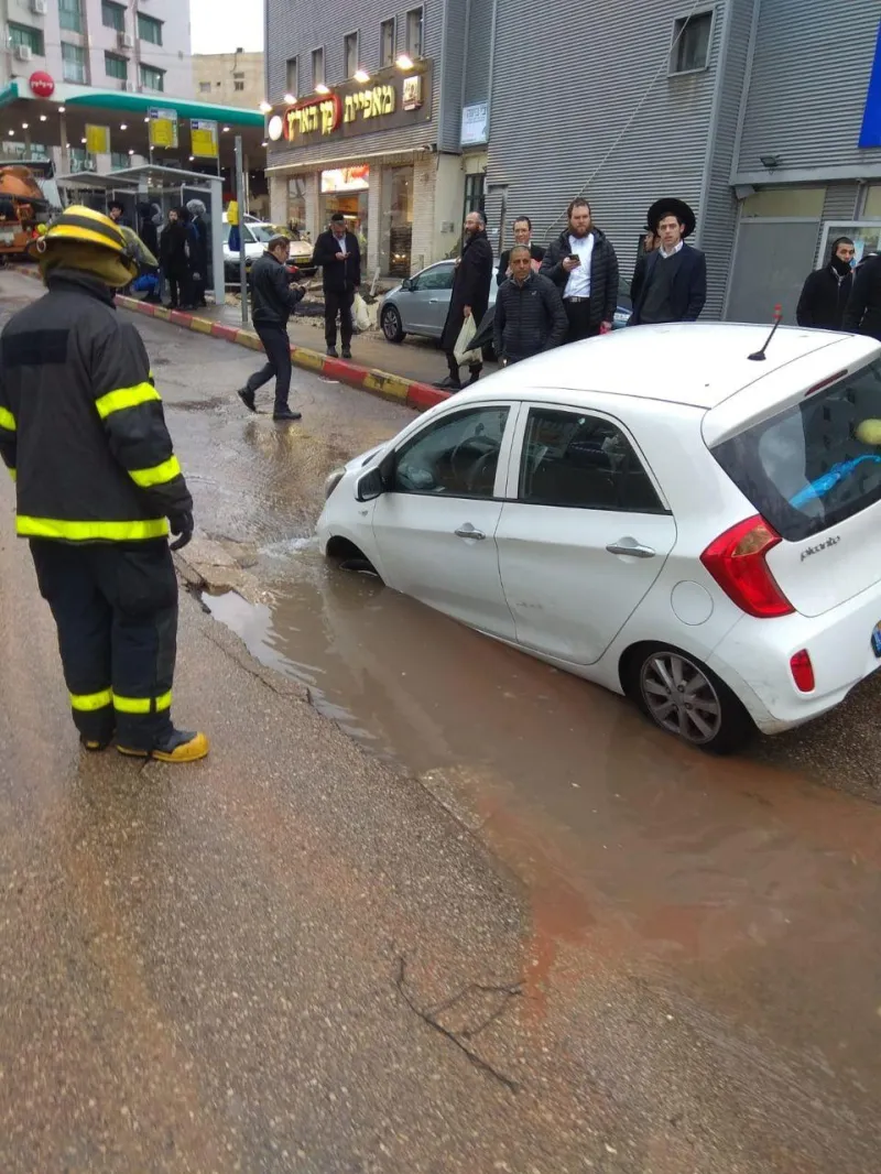 רכב מעד לתוך בור בבני ברק