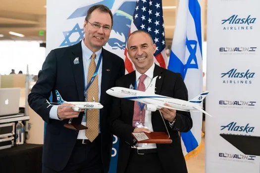 גונן אוסישקין, מנכל אל על ובראד טילדן, מנכל אלסקה איירליינס.צילום ג'ושוע...