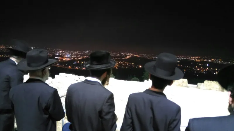 מתפללים בקבר שמואל הנבי