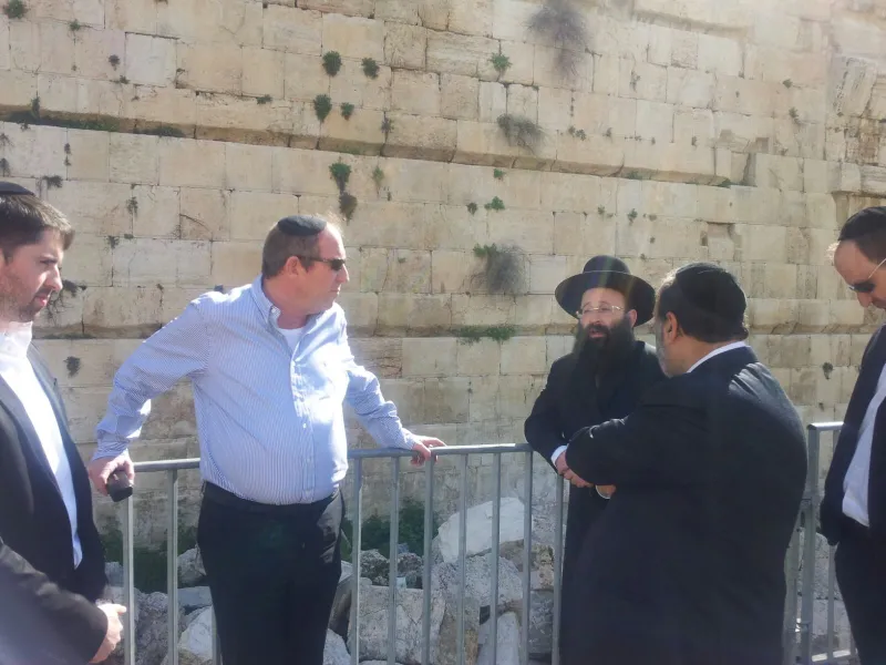 אזולאי ורבינוביץ בכותל (5)