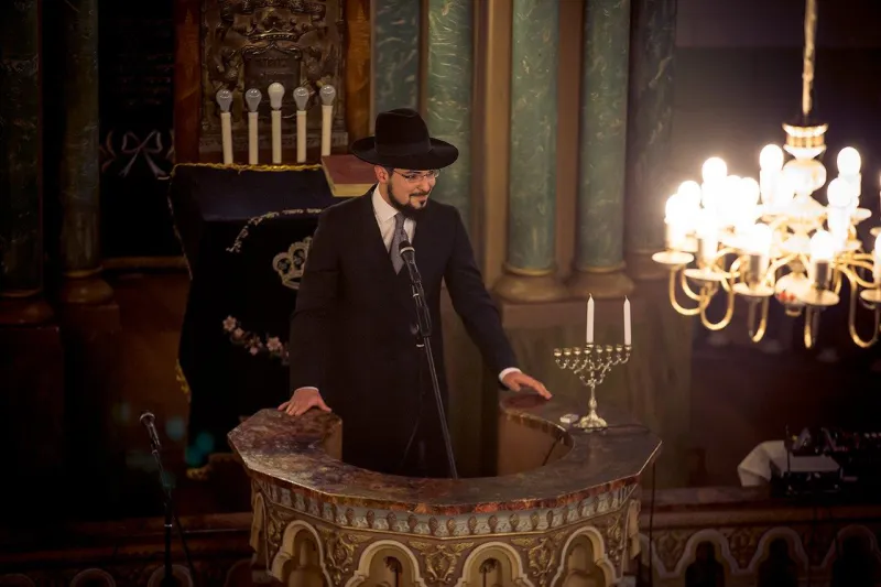 בבית הכנסת הגדול בוילנא. הרב שמשון אייזיקסון. צילום באדיבות ועד הקהילה (4)