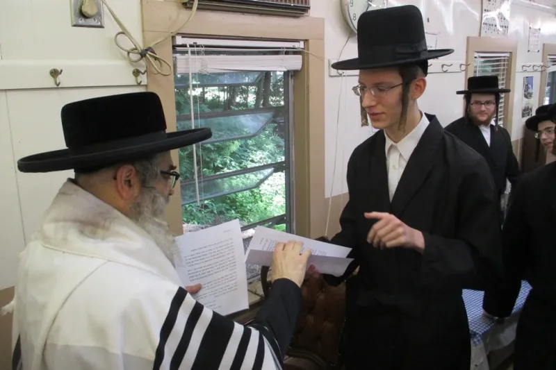 בחורים שהגיעו לשבות בשבת בצל האדמו''ר מביאים לו תשובות על השקושיא שהשאיר