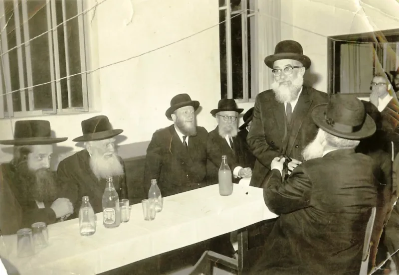 בצעירותו עם מרן הרב מפוניבז'