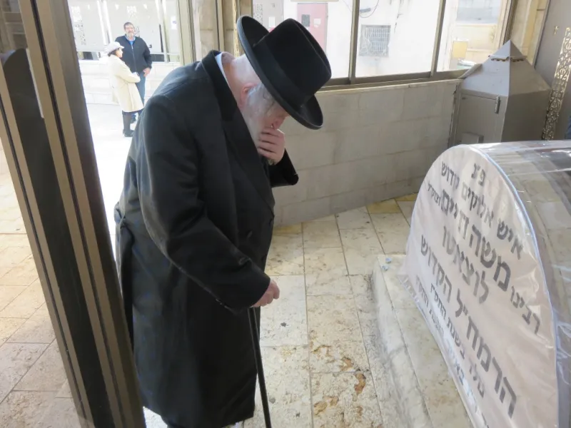 בתפילה בקבר הרמחל