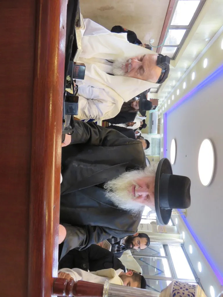 בתפילת מנחה בקבר רבי עקיבא