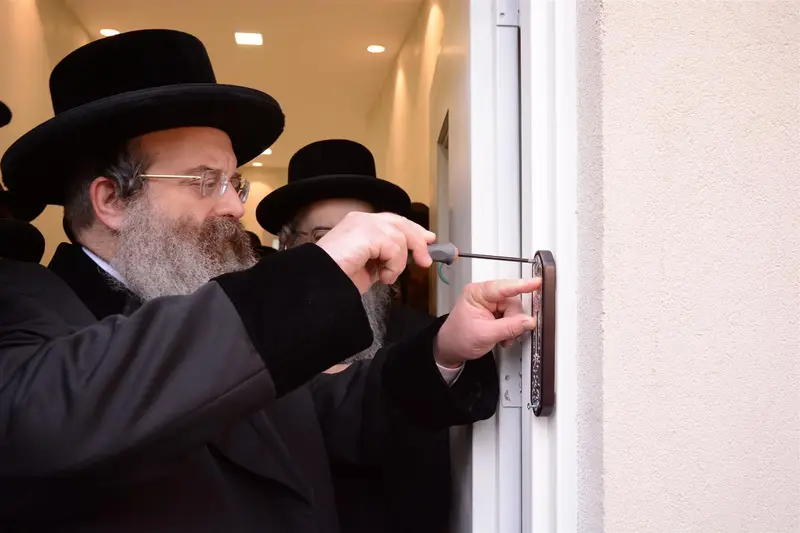 האדמור בסדיגורא בקביעת מזוזה