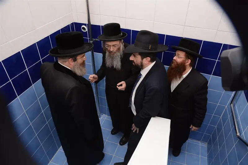 האדמור מסדיגורא בבדיקת המקווה