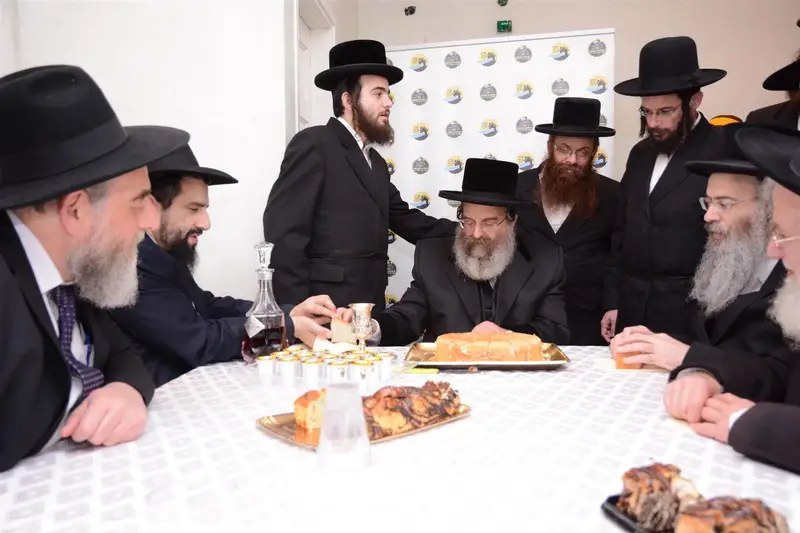 האדמור מסדיגורא מברך את הרב מוצפי