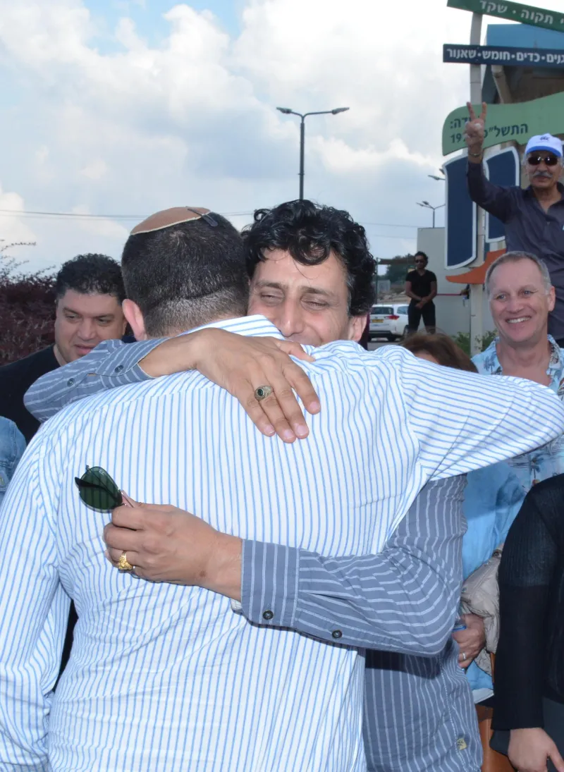 הגולים האיראנים מתחבקים עם ראש מועצת שומרון יוסי דגן