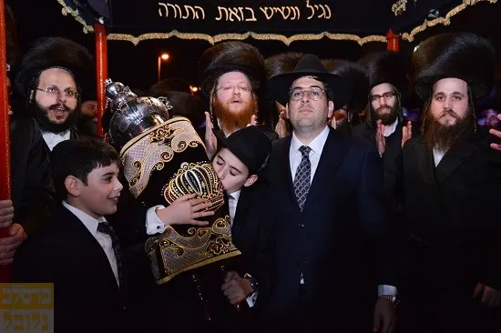 הכנסת ספר תורה לכולל חצות ביתר עילית - ריקודין ברחוב (10)