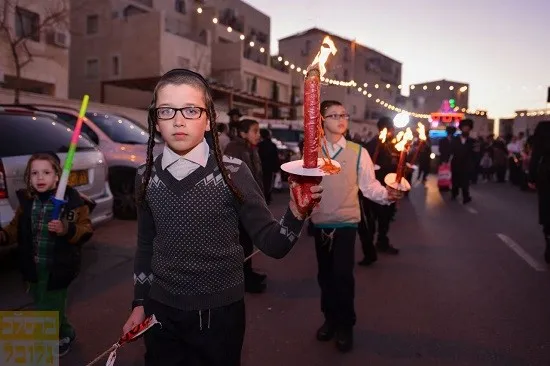 הכנסת ספר תורה לכולל חצות ביתר עילית - ריקודין ברחוב (11)