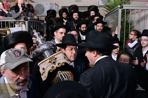 הכנסת ספר תורה לכולל חצות ביתר עילית - ריקודין ברחוב (14)