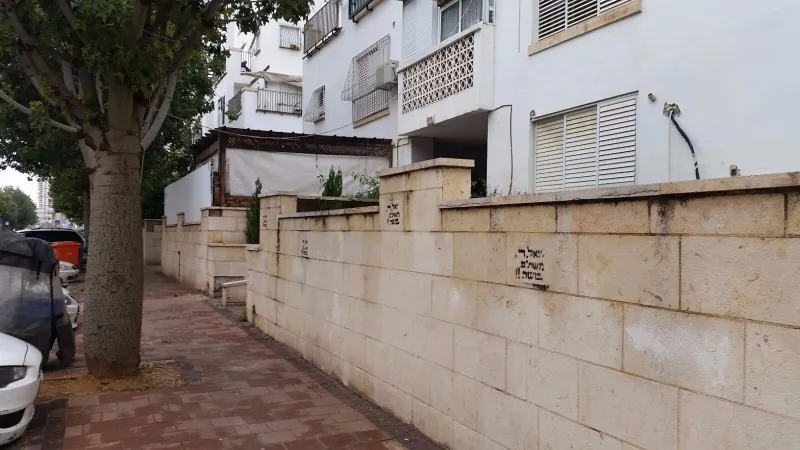 הרב יגאל רוזן, כתובות נאצה (1)