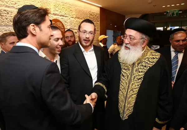 הרב עמאר עם גיל טופז מנכל
