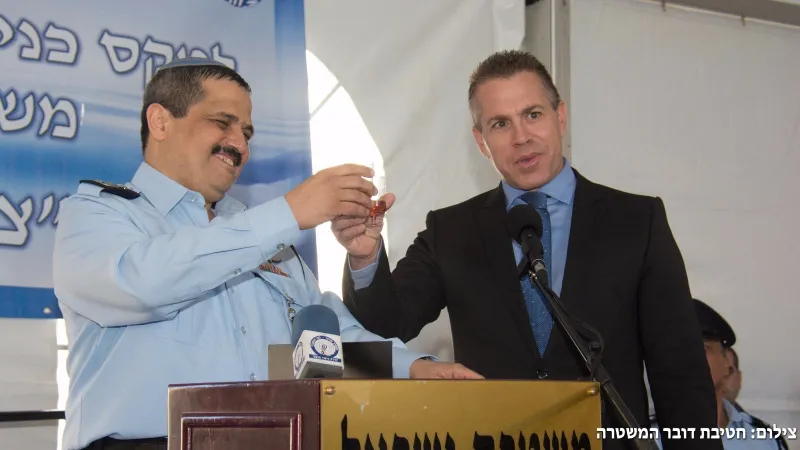 הרמת כוסית עם השר