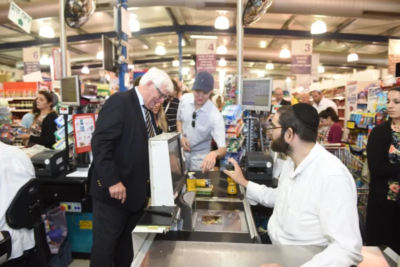 חברי הפרלמנט רוכשים מוצרים מיהודה ושומרון