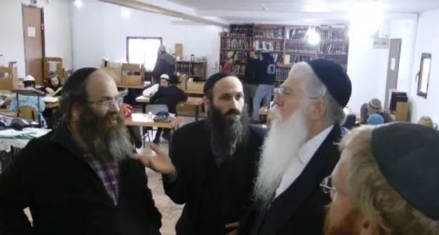 ח''כ פרוש במבנה בית המדרש הזמני של ישיבת עוד יוסף חי