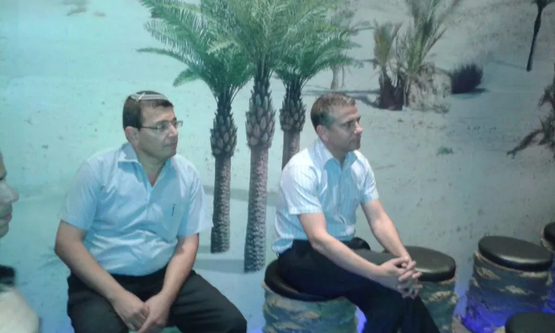 ינון מגל במרכז קטיף