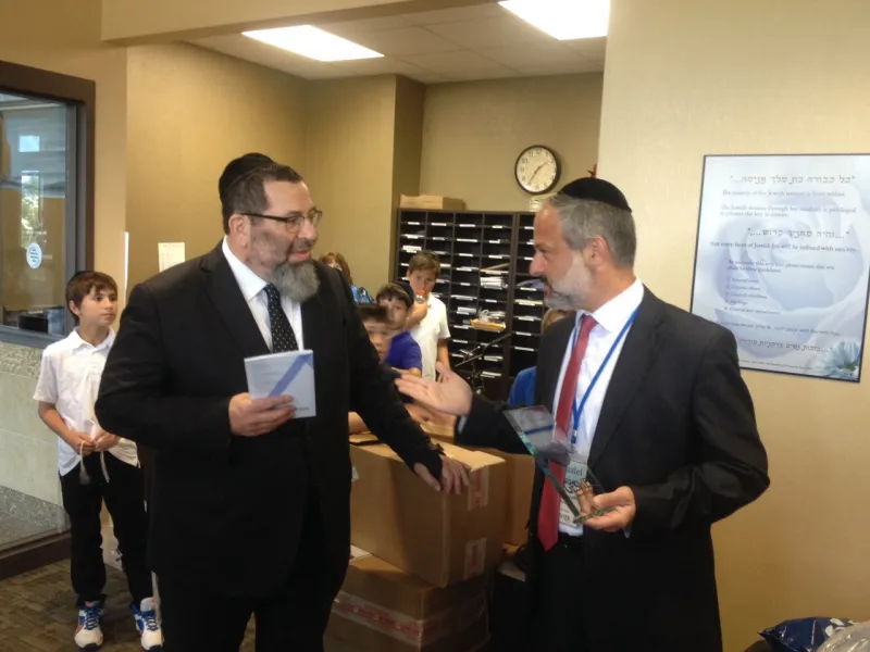 כותב השורות עם ראש ישיבת "דרכי תורה" בלונג-איילנד הרב יעקב בנדר