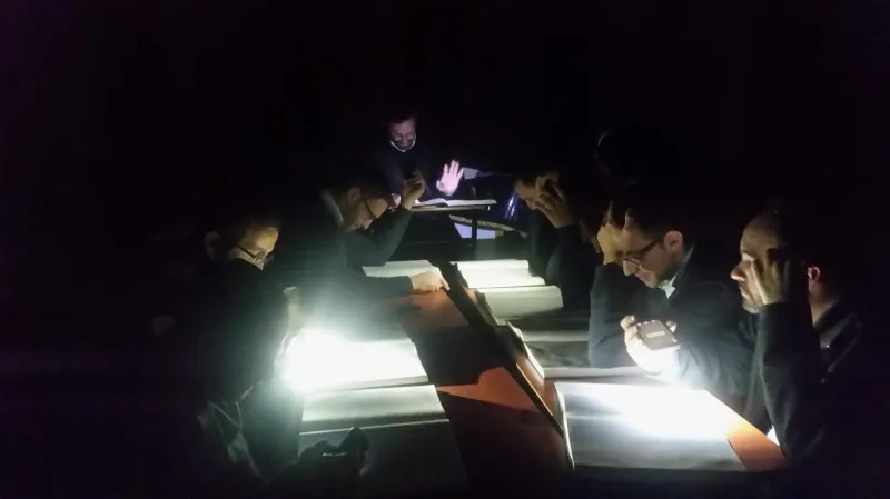 לומדים בבית שמש, מדהים, תורה, נר, נרות, חושך, אור