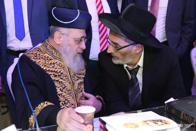 צביקה כהן והרב יצחק יוסף צילום יעקב כהן