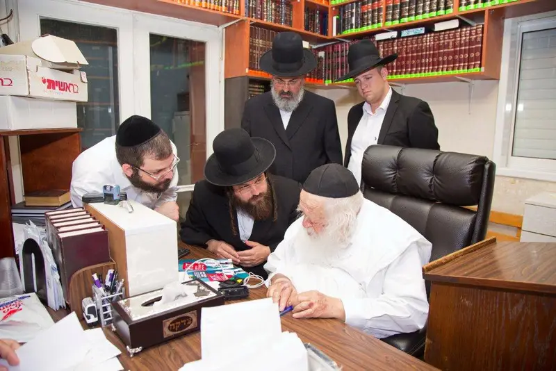 ראשי מכון קליניקס בביקור אצל הרב קנייבסקי