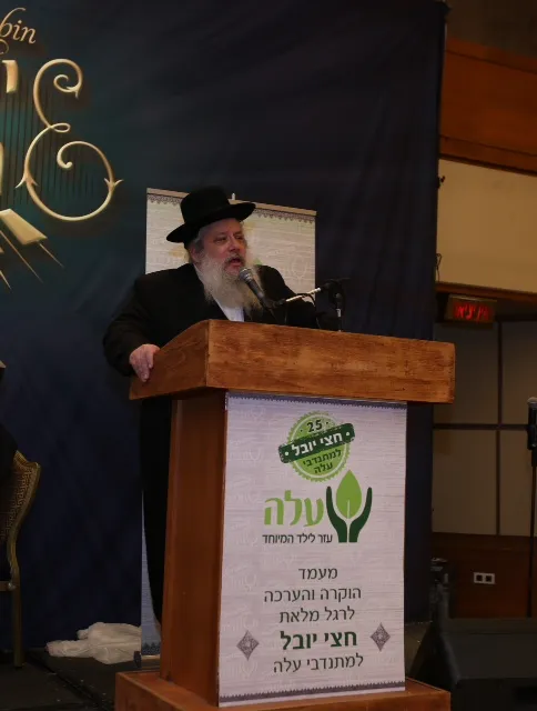 ראש עיריית בני ברק הרב חנוך זייברט משמיע דברי ברכה